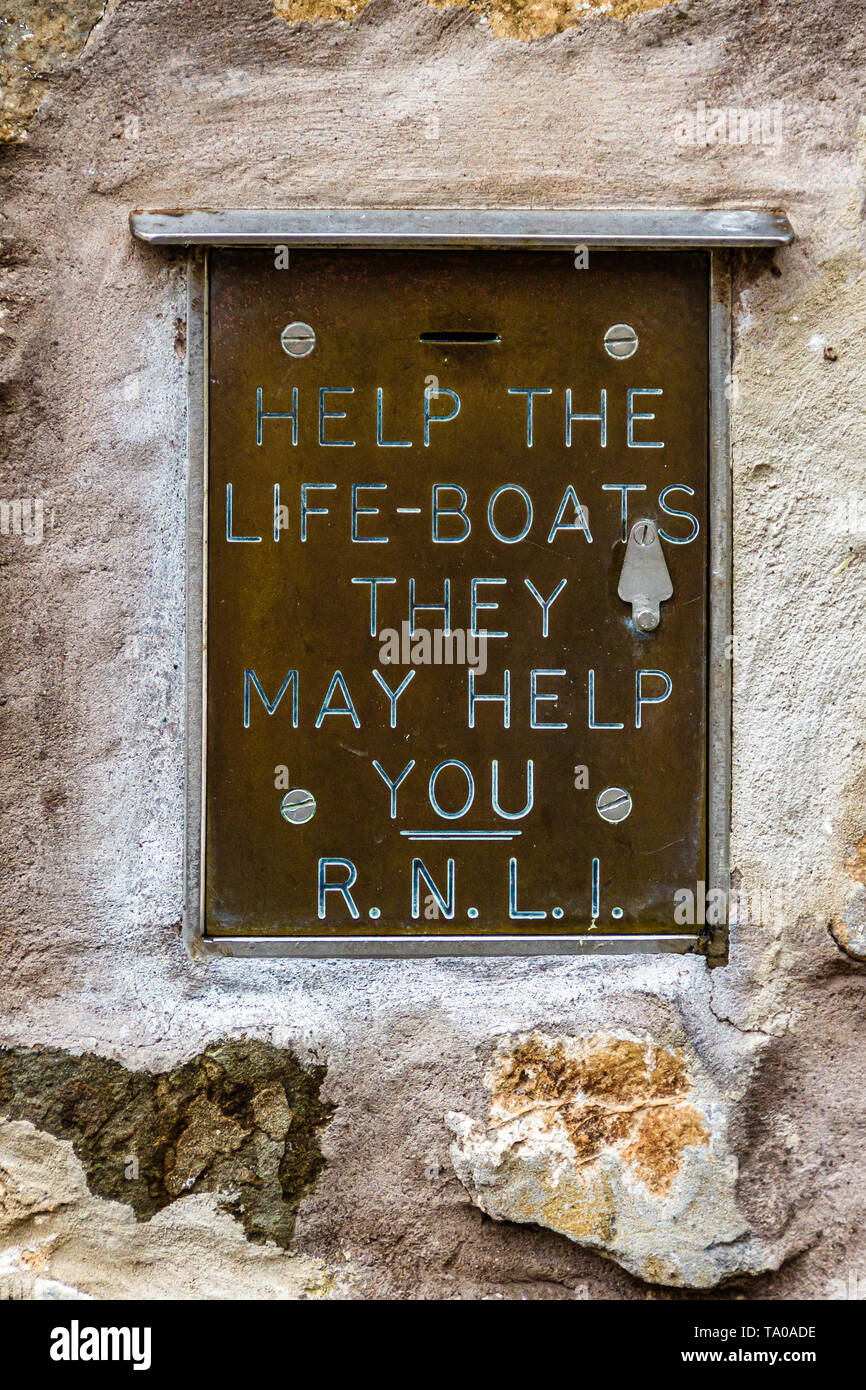 Boîte de dons de bienfaisance dans un mur construit pour la Royal National Lifeboat Institution, RNLI, sur l'île sacrée de Lindisfarne, Northumberland, Angleterre. En 2018. Banque D'Images