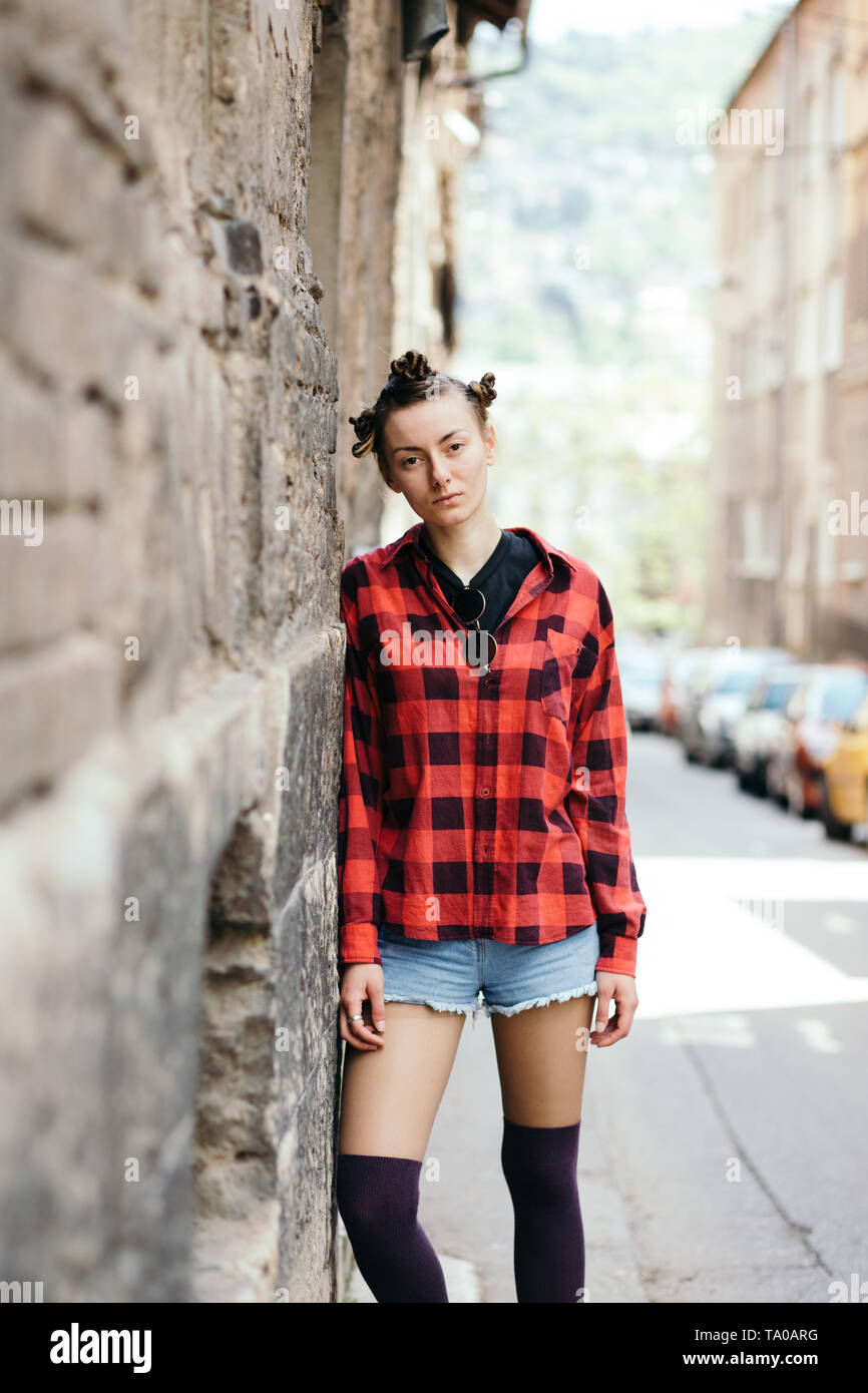 Portrait d une jeune femme en chemise rouge caro Photo Stock Alamy