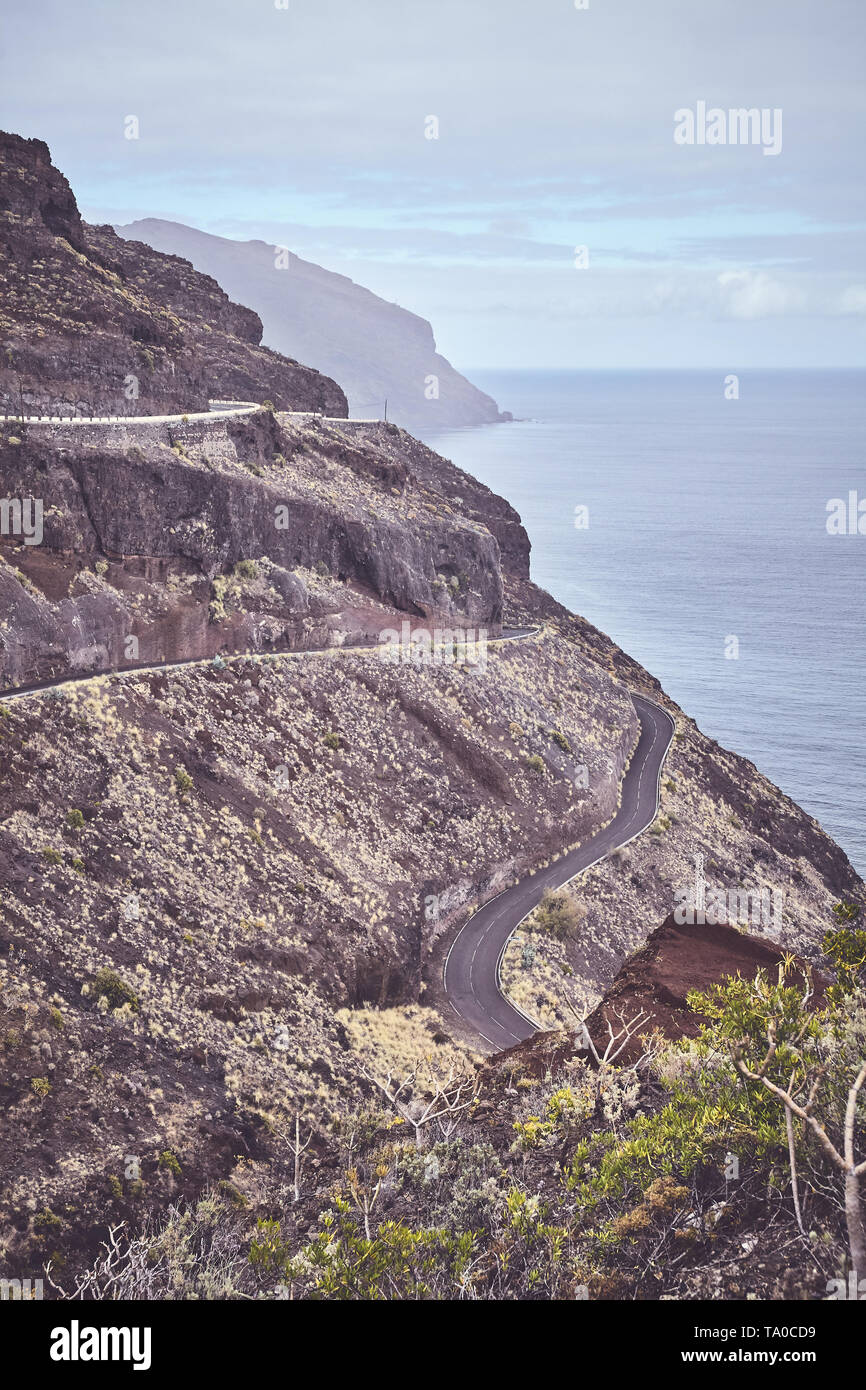 Tons vintage photo de Tenerife sur la côte montagneuse un jour nuageux, Espagne. Banque D'Images Tons vintage photo de Tenerife sur la côte montagneuse un jour nuageux, Espagne. Banque D'Images