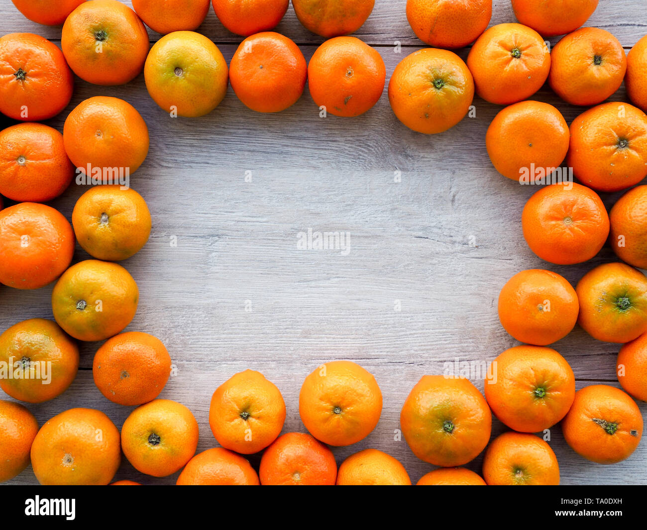 Mandarines fraîches comme fond, couvrir, de l'espace pour le texte Banque D'Images