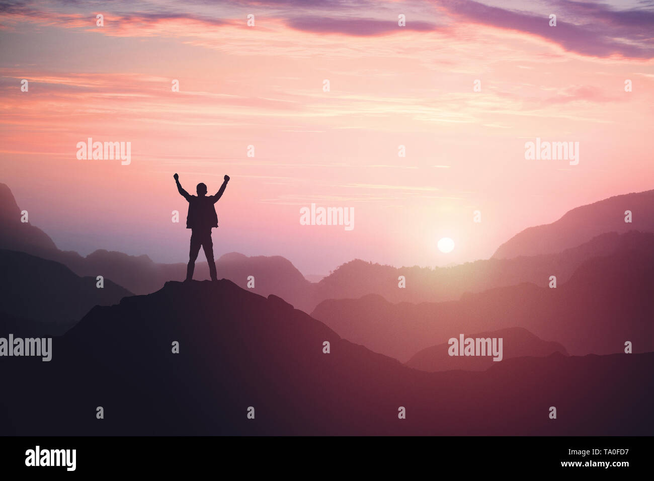 Mâle victorieux personne debout en montagne avec bras levés. La victoire et succès Banque D'Images