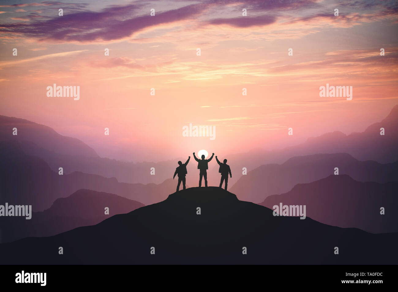 Silhouette de l'équipe sur la montagne Banque D'Images