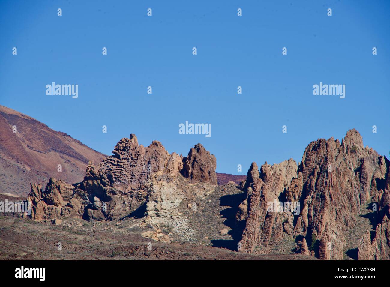 Volcany des roches sous un ciel bleu Banque D'Images