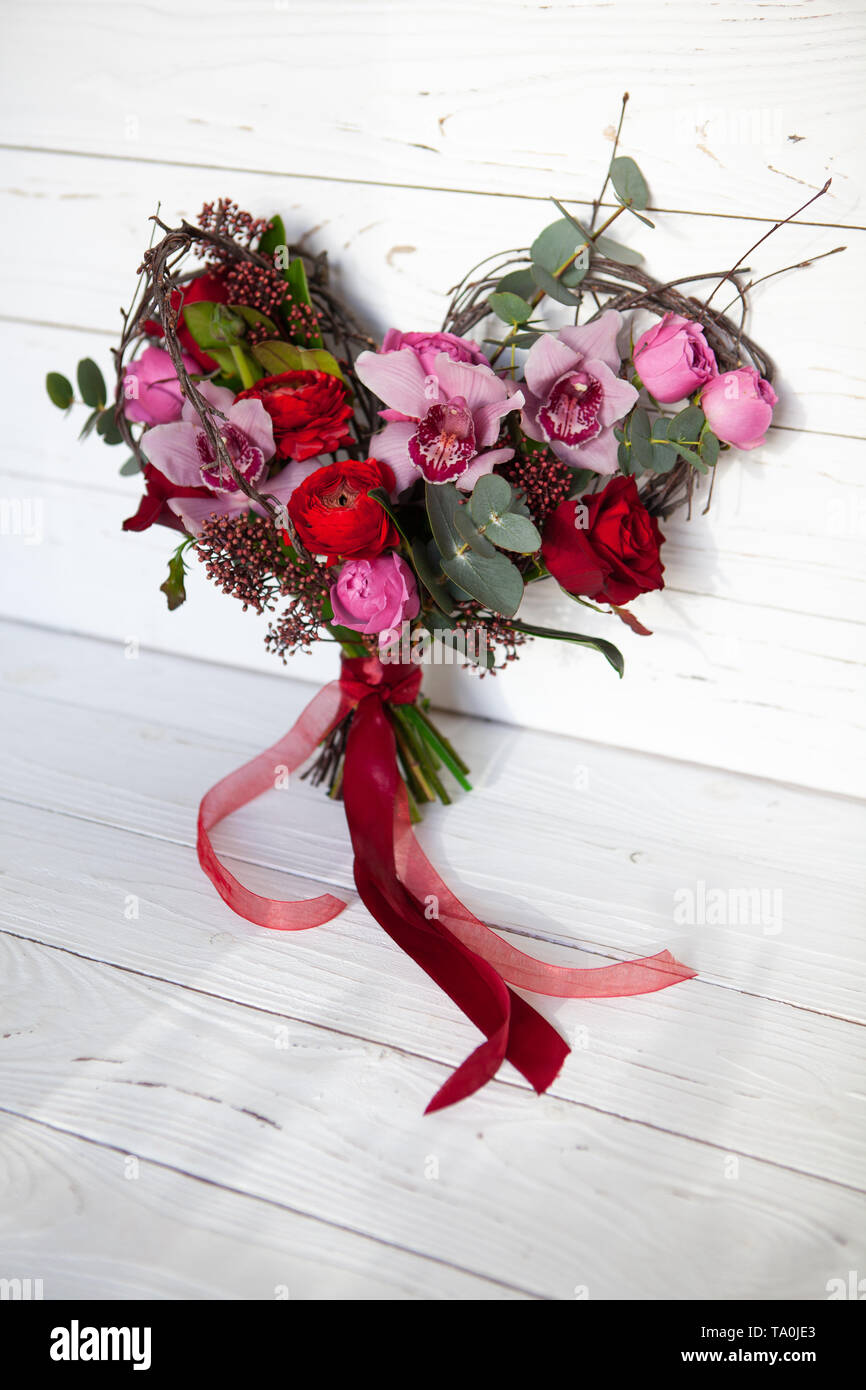 Inhabituelle Bouquet De Fleurs En Forme De Coeur Blanc Sur Fond De Bois Carte Pour La Saint Valentin Livraison De Fleurs Les Agences De Mariage Photo Stock Alamy