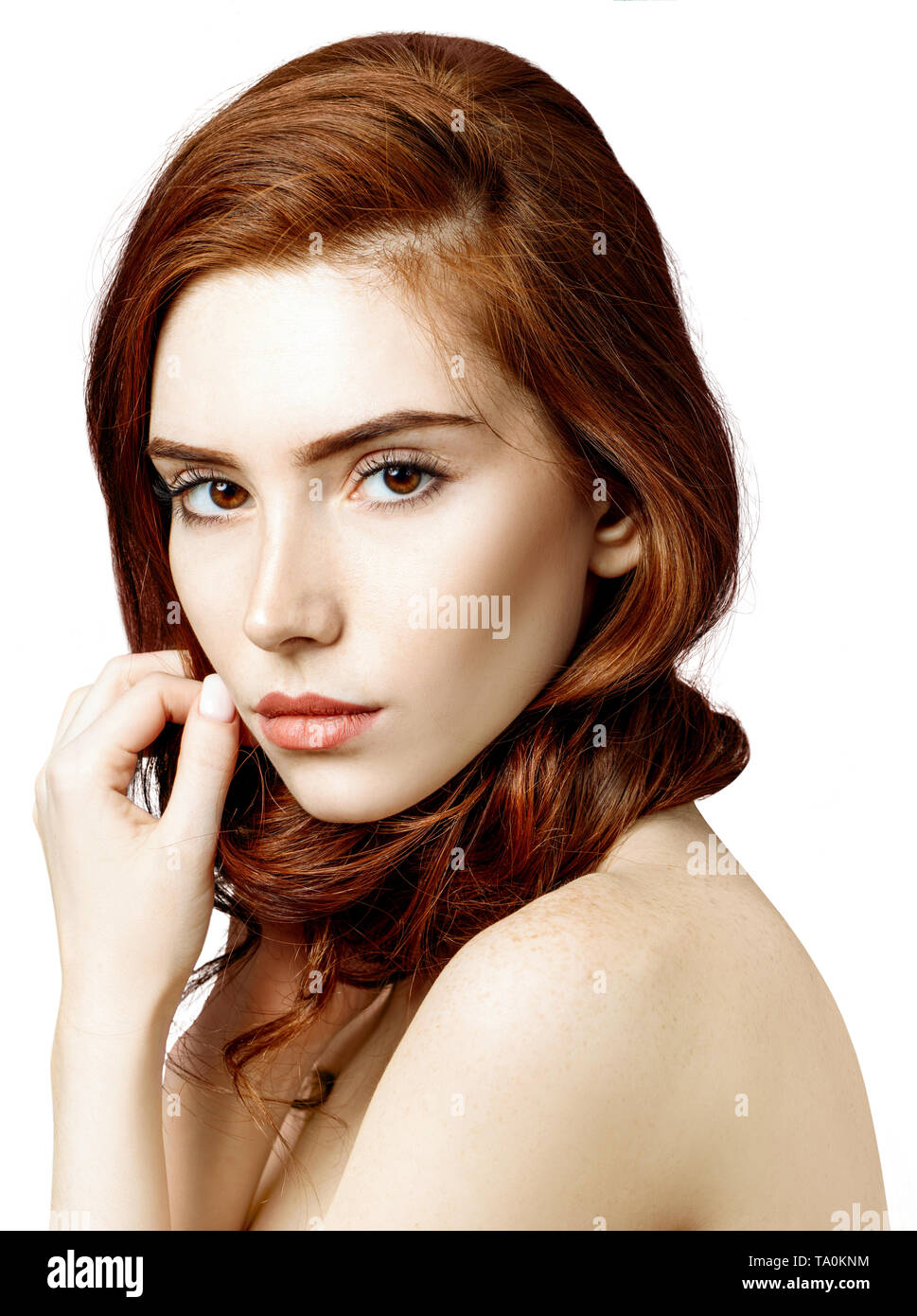 Femme rousse avec sourire mignon et une peau parfaite. Banque D'Images
