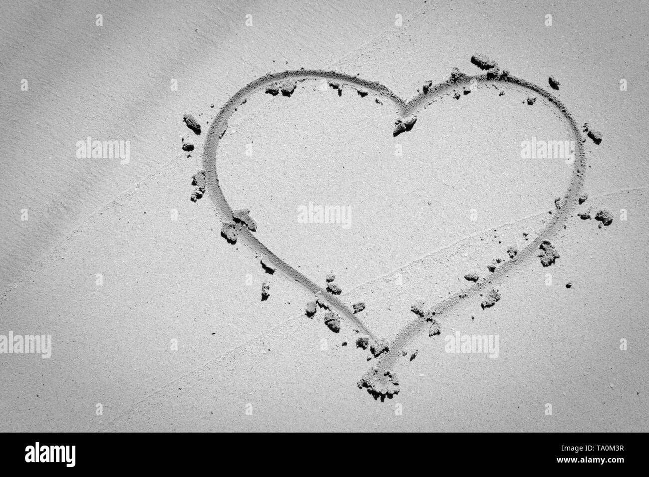 Le symbole du cœur dans le sable sur une plage. Banque D'Images