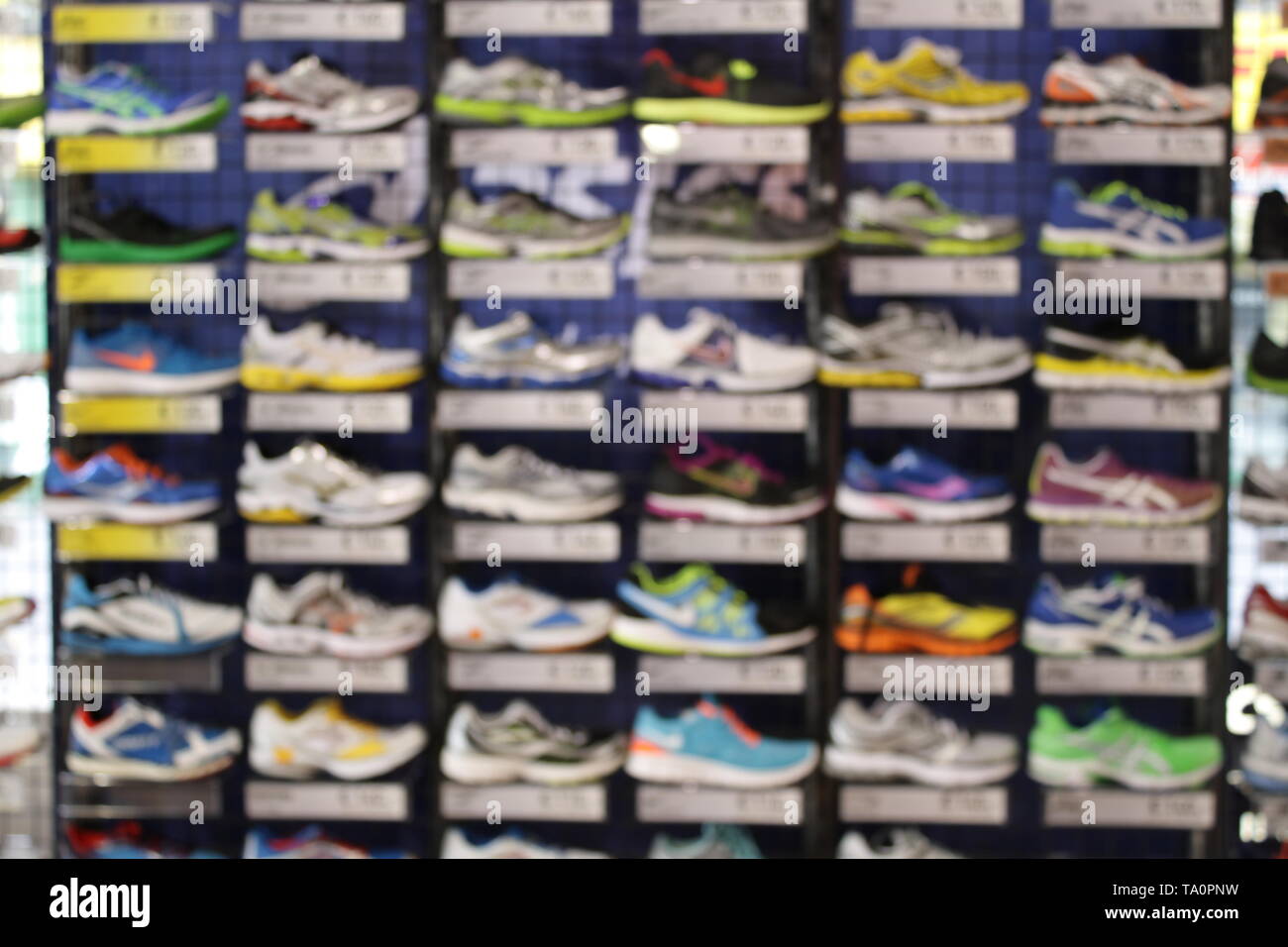 Variété de chaussures de course dans un magasin. La santé, le mode de vie et concept d'entreprise. Banque D'Images