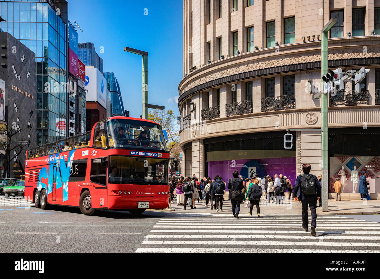 3 avril 2019 : Tokyo, Japon - Tokyo, un bus de ciel ouvert rouge haut double decker bus, visite de la Ginza districtm est arrêté à un passage à niveau de la route. Banque D'Images