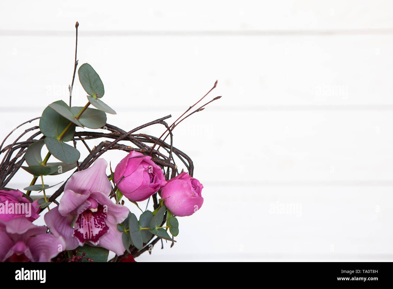 Bouquet de fleurs créatif sur fond de bois blanc. L'accent sur les fleurs, l'arrière-plan est flou. Immersive avec copie espace pour carte de souhaits, les médias sociaux Banque D'Images