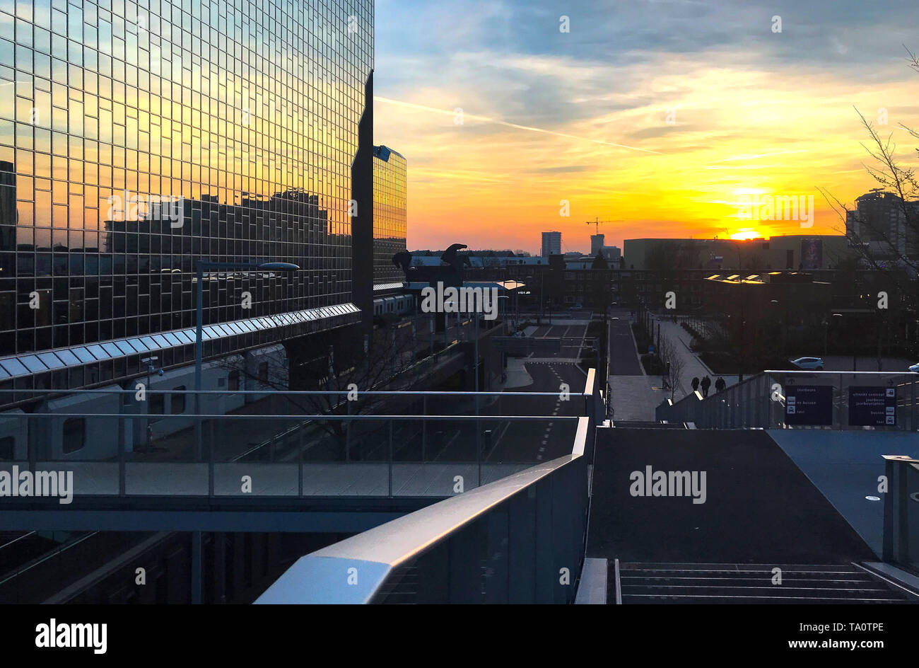 Coucher de soleil derrière les bâtiments d'Amsterdam, Pays-Bas Banque D'Images