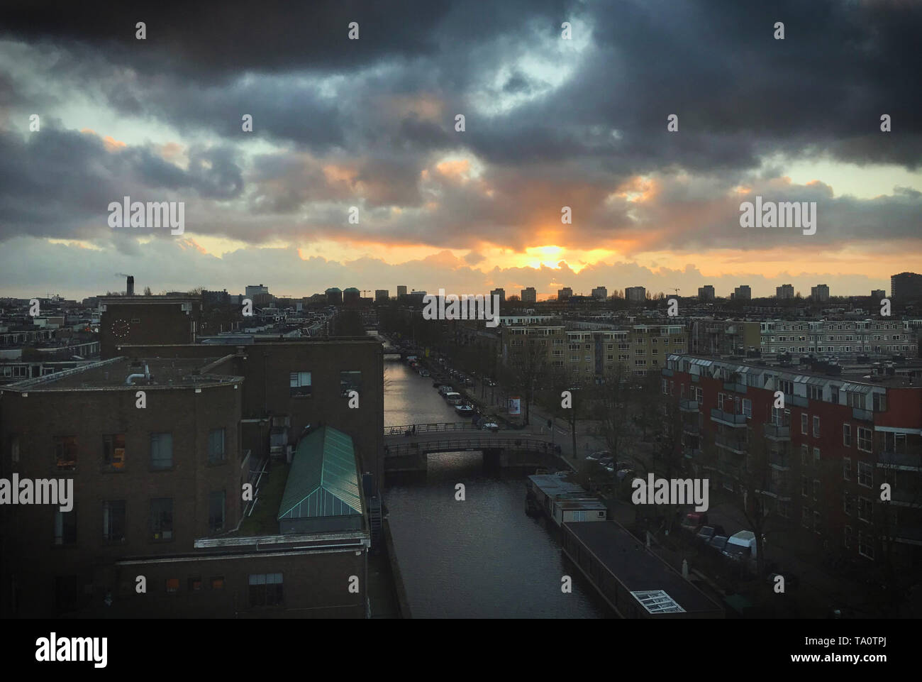 Coucher de soleil derrière les bâtiments d'Amsterdam, Pays-Bas Banque D'Images