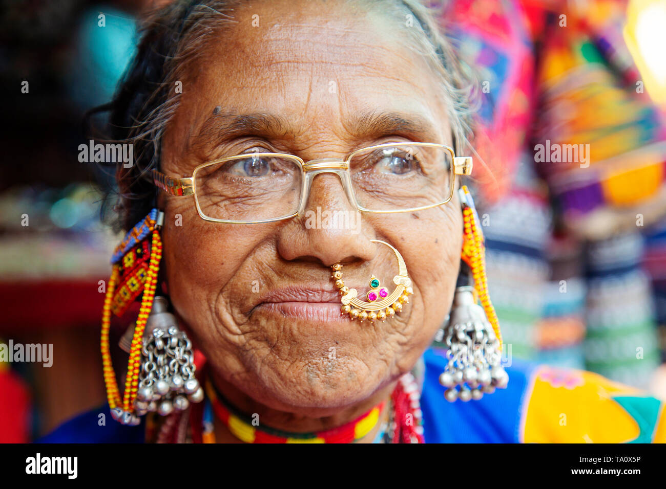 Dans Arambol Goa, Inde, Février 1st, 2019 : Indian woman portrait avec des bijoux traditionnels Banque D'Images