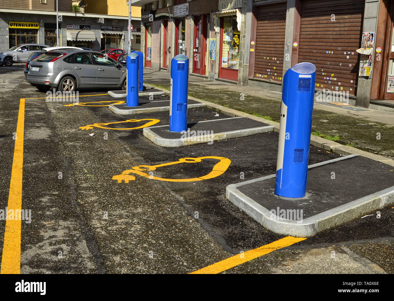 Turin, Piémont, Italie Le 08 juin 2018. Location de voiture électrique, parking avec des points de charge rapide. Banque D'Images