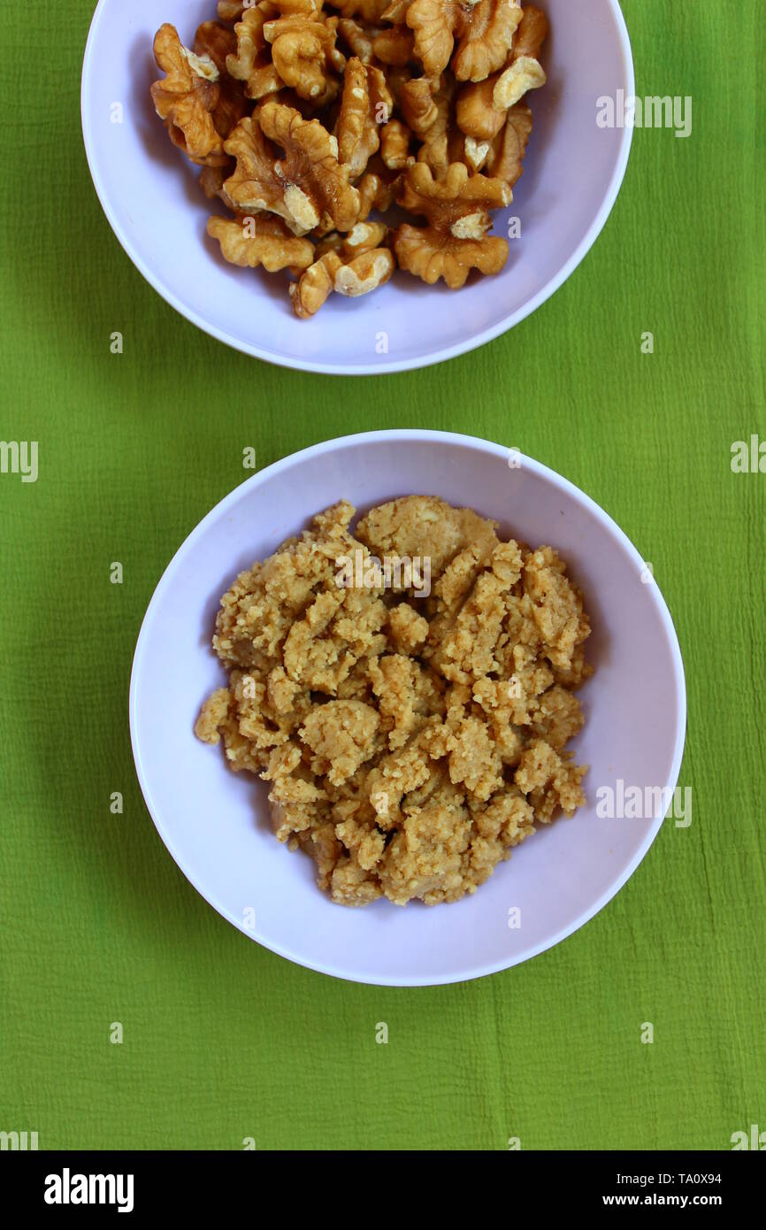 Les cerneaux de noix et leur coller Banque D'Images