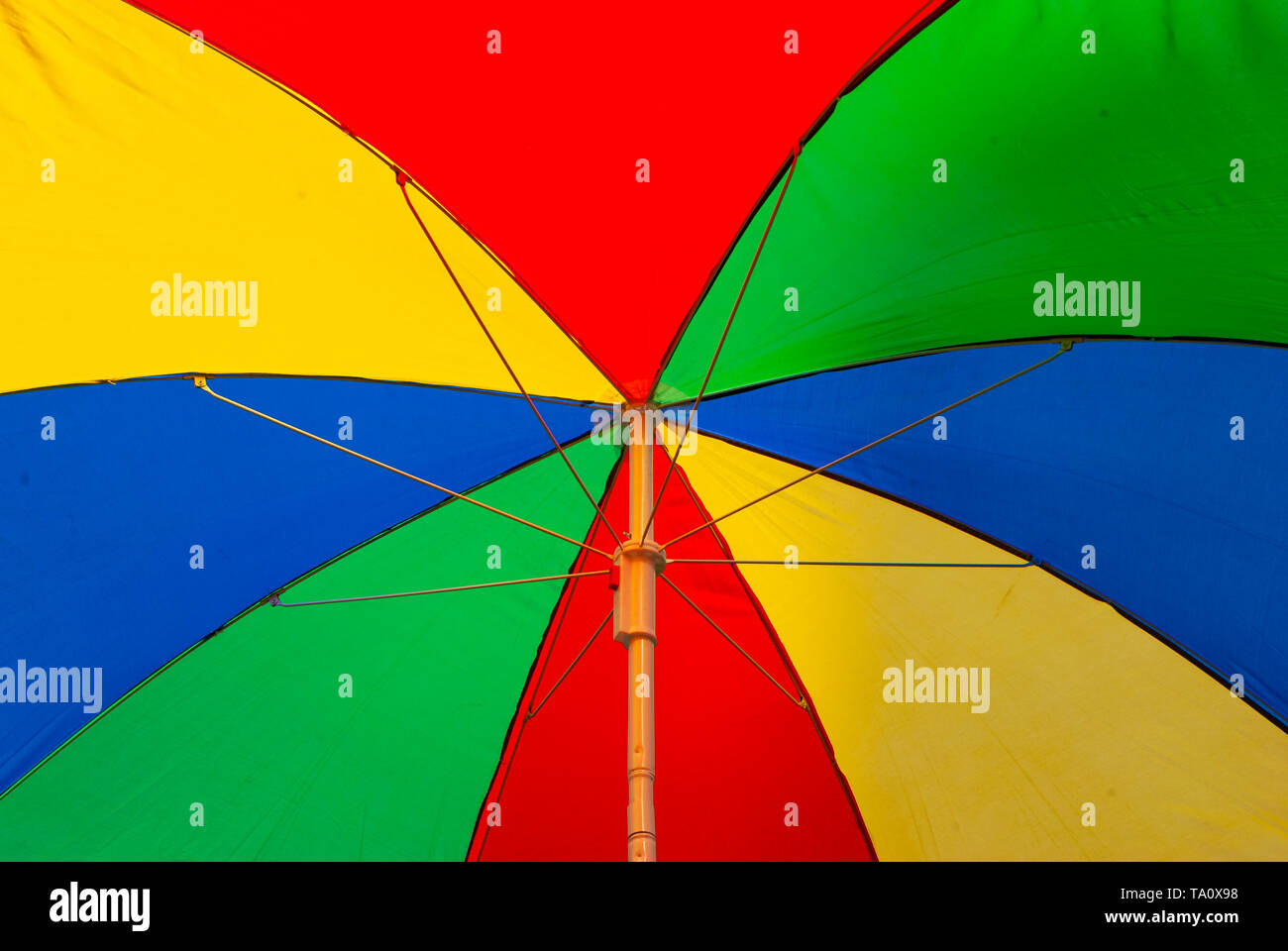 Close up of looking up dans le parasol coloré couleurs arc-en-ciel - sentiment d'été - Banque D'Images