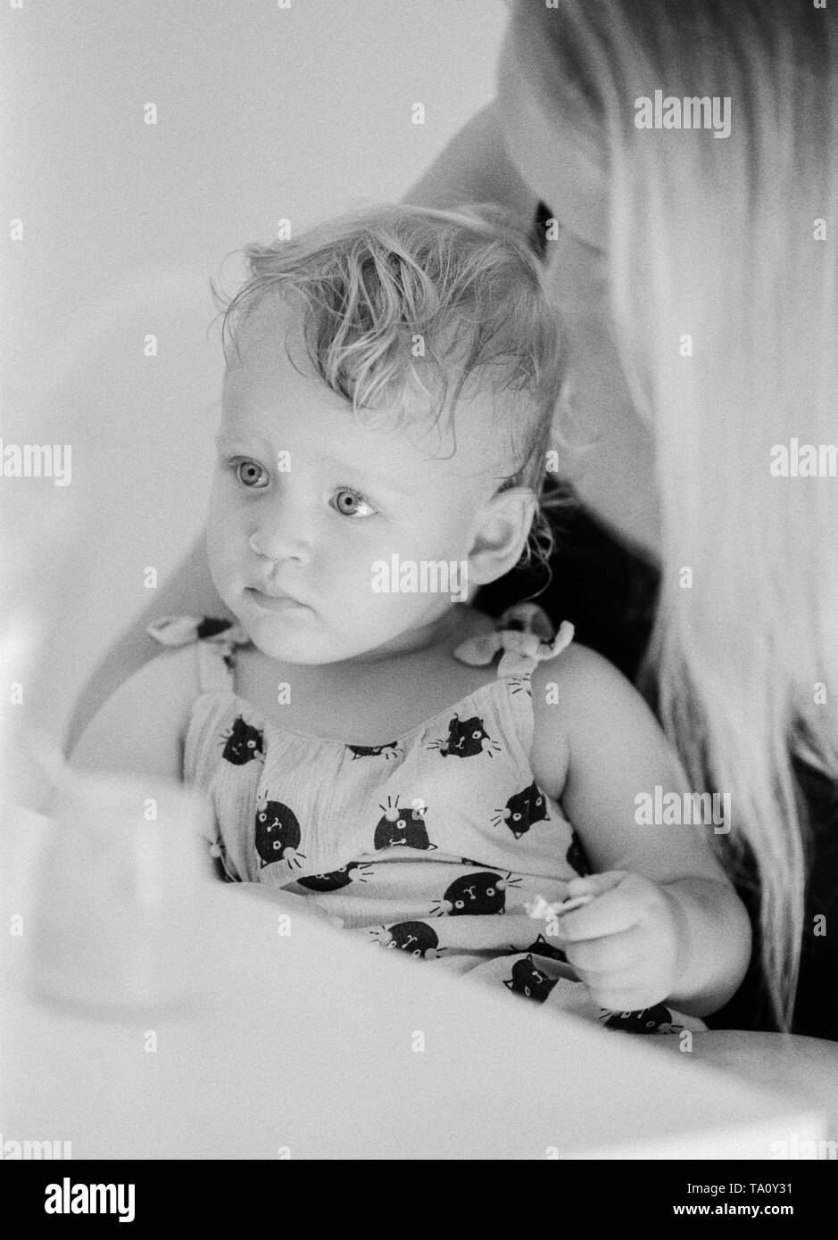 Le Noir Et Blanc Portrait Of Baby Girl Avec Maman A La Maison Photo Stock Alamy