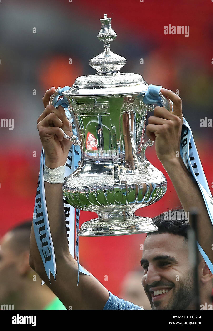 Londres, Royaume-Uni. 18 mai 2019 Manchester City's Riyad Mahrez lève la FA Cup au cours de la Unis finale de la FA Cup entre Manchester City et Watford au stade de Wembley à Londres. 18 mai 2019. Usage éditorial uniquement. Pas d'utilisation non autorisée avec l'audio, vidéo, données, listes de luminaire, club ou la Ligue de logos ou services 'live'. En ligne De-match utilisation limitée à 120 images, aucune émulation. Aucune utilisation de pari, de jeux ou d'un club ou la ligue/dvd publications. Credit : James Boardman / Alamy Live News Banque D'Images