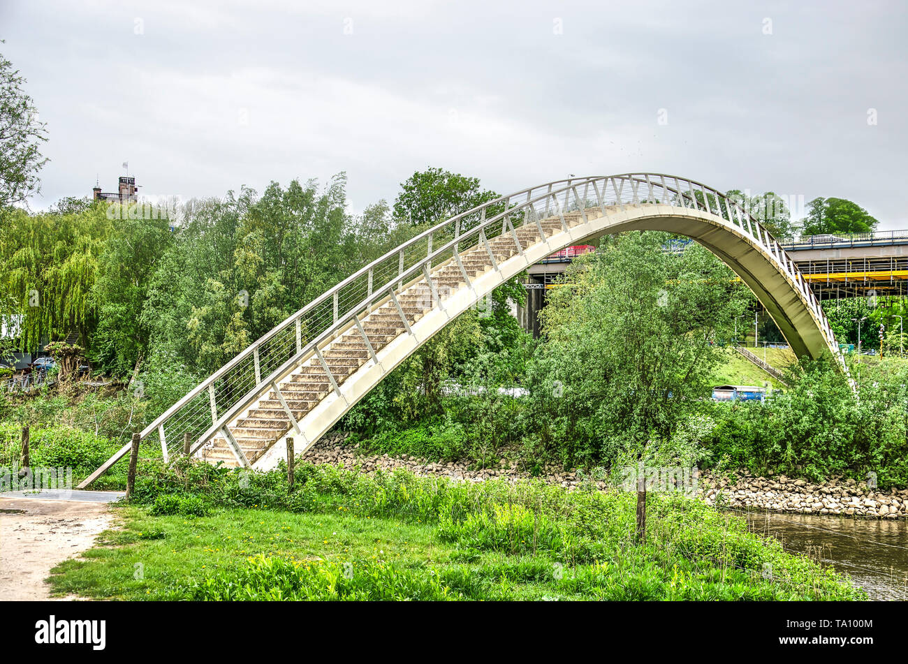 Nijmegen, Pays-Bas, 25 avril 2019 : le Ooypoort pont piétonnier, en matériau composite, relie la ville à Ooijpolder nature reserv Banque D'Images