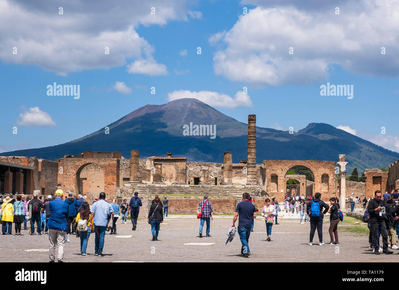Les touristes dans le forum de la ville romaine de Pompéi, près de Naples dans la région Campanie en Italie, détruit par l'éruption volcanique du Vésuve. Banque D'Images