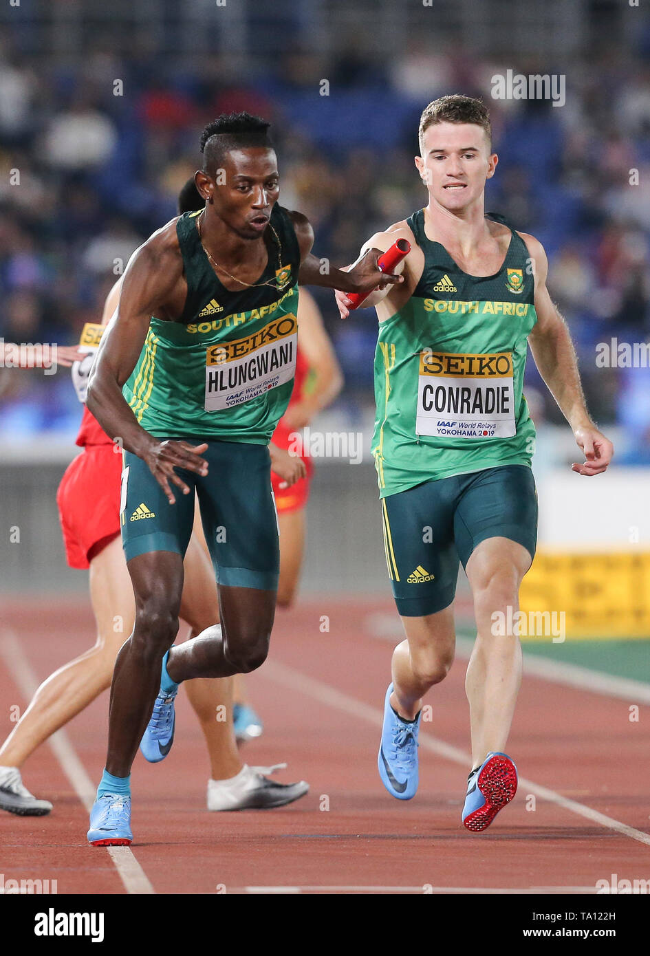 YOKOHAMA, Japon - 11 MAI : Ashley Hlungwani reçoit le baton de Pieter Conradie dans la mens 4x400m relais pendant le jour 1 de l'IAAF World les relais à Nissan Stadium le 11 mai 2019 à Yokohama, au Japon. (Photo de Roger Sedres/Gallo Images) Banque D'Images