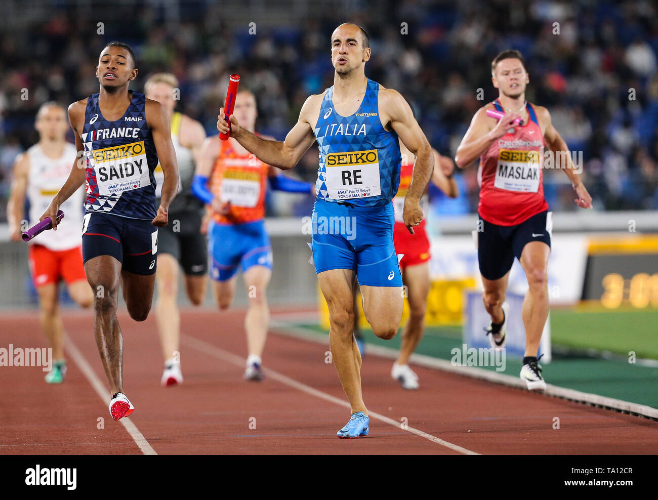 YOKOHAMA, Japon - 12 MAI : Fabrisio Saidy de France, Davide re de l'Italie dans la finale B de la mens 4x400m lors de la deuxième journée des Championnats du monde IAAF 2019 au relais Nissan Stadium le dimanche 12 mai 2019 à Yokohama, au Japon. (Photo de Roger Sedres pour l'IAAF) Banque D'Images