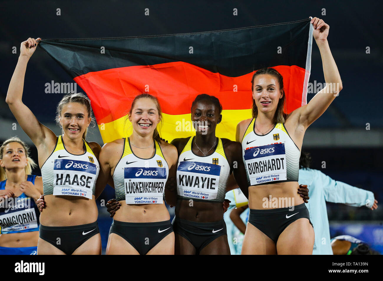 YOKOHAMA, Japon - 12 MAI : Rebecca Haase, Gina Lückenkemper Kwayie, Lisa Marie et Alexandra Burghardt de l'Allemagne après avoir fini 3ème au 4x100m relais de jour final 2 de l'IAAF World Championships 2019 Relais au Nissan Stadium le dimanche 12 mai 2019 à Yokohama, au Japon. (Photo de Roger Sedres pour l'IAAF) Banque D'Images