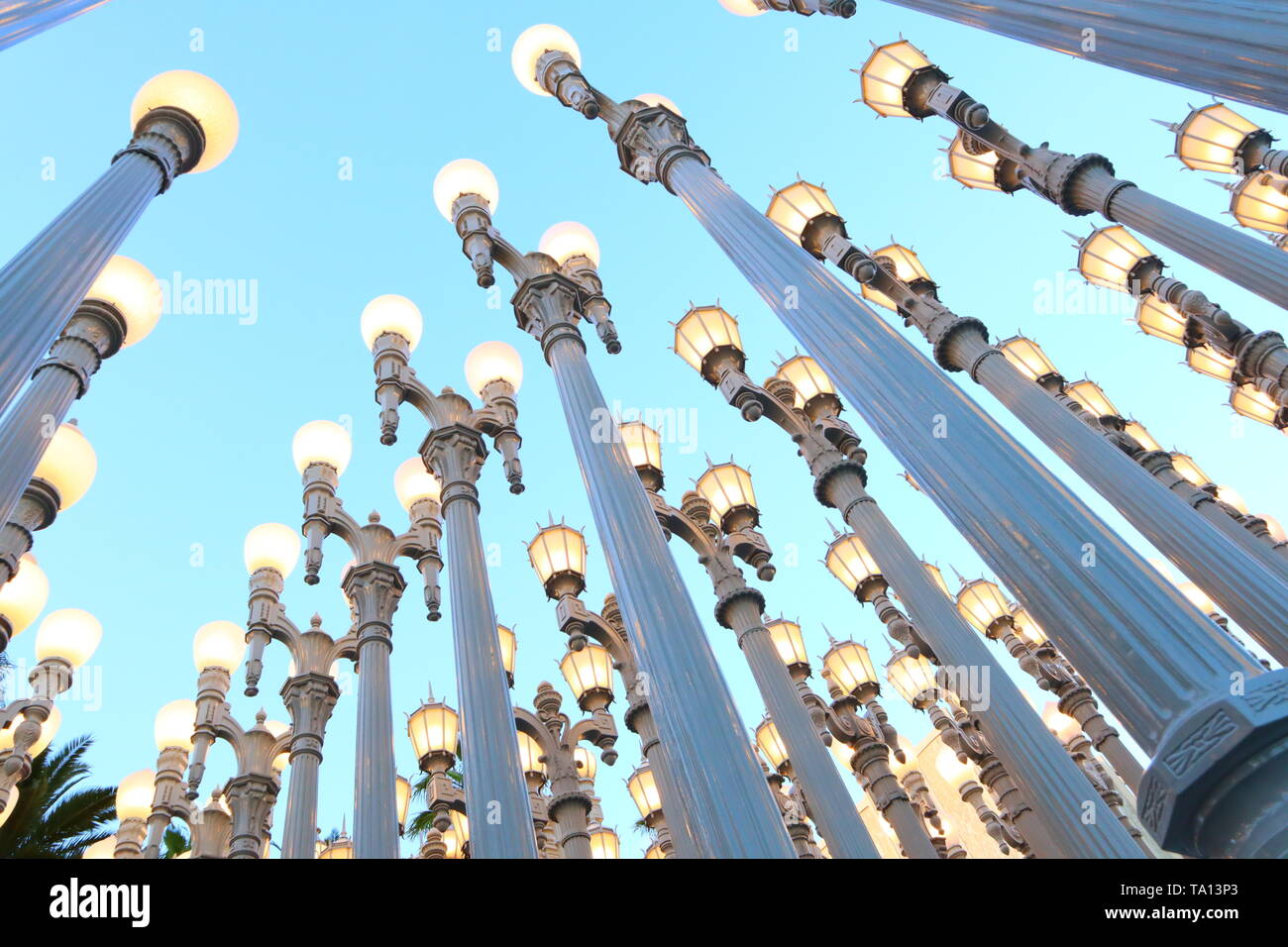 La lumière urbaine une sculpture par Chris Burden au LACMA, Los Angeles County Museum of Art Banque D'Images