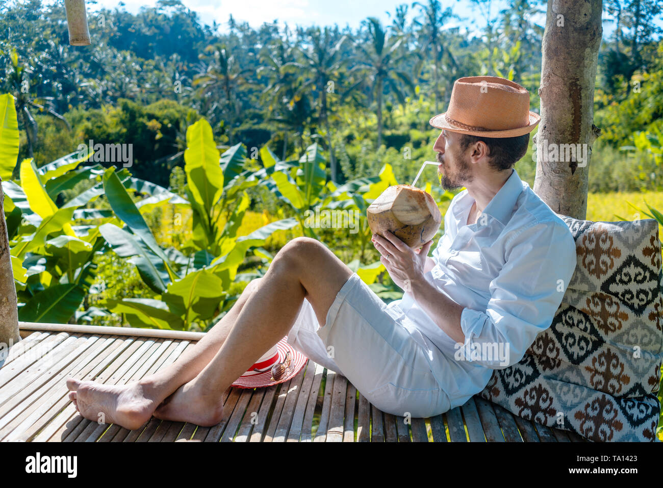 L'homme se détendre dans ses vacances tropicales assis dans la jungle Banque D'Images