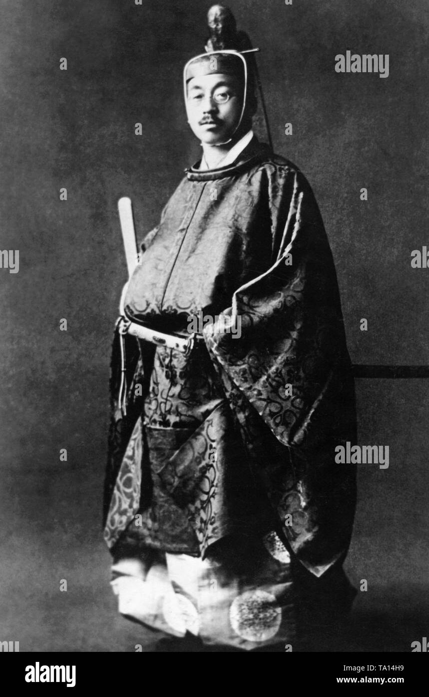 Le Prince Hirohito japonaise à coronation robes avant son couronnement en 1928. Banque D'Images