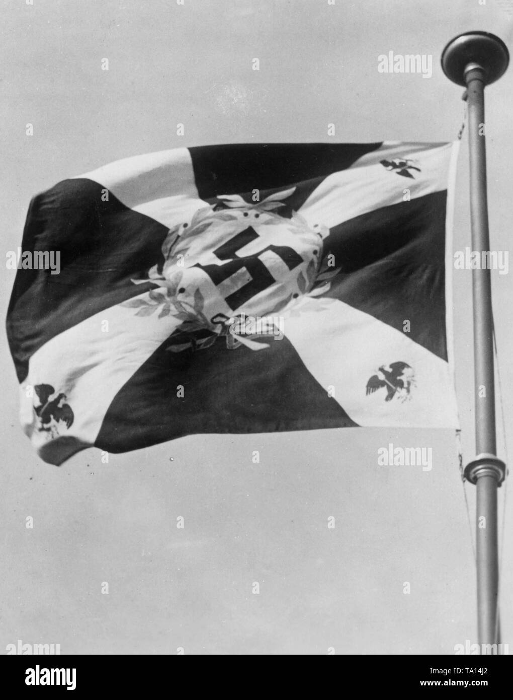 La norme utilisée par Hermann Goering comme Premier ministre prussien. Ici, le côté droit d'une croix gammée au centre, et la NS version du blason prussien dans chaque coin (coloration noir et blanc, seuls quelques éléments de la couleur de l'aigle). Banque D'Images