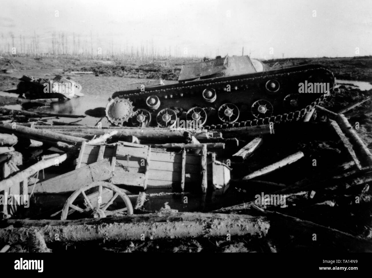 Plusieurs chars détruits (T-34) et wagons fringe le paysage à Gojtolowo (au sud du lac Ladoga). Dans l'arrière-plan d'un affluent de l'Nasija. À la fin de la première bataille de 3020 f (27.08.1942-02.10,1942), aucune des deux parties de la guerre puissent atteindre leurs objectifs. Photo de l'entreprise de propagande (PK) : correspondant de guerre Dietrich. Banque D'Images