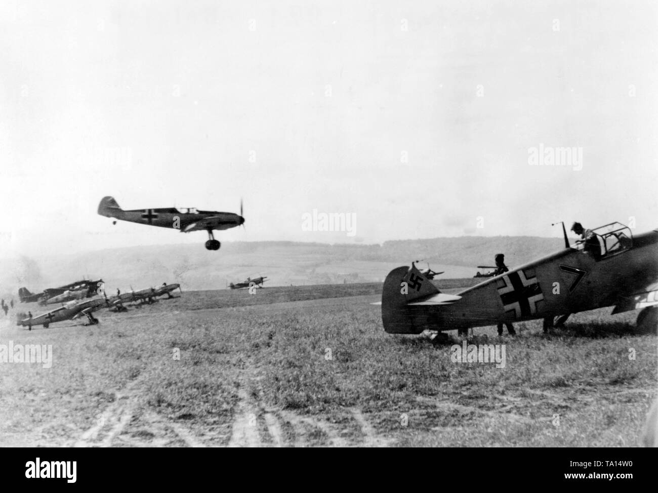 Une unité de chasseurs allemands Messerschmitt Bf (109) terrains sur une prairie après son retour de France. Banque D'Images