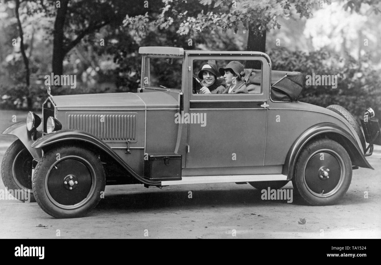 Deux jeunes femmes d'une DKW F1 Cabriolet. Banque D'Images