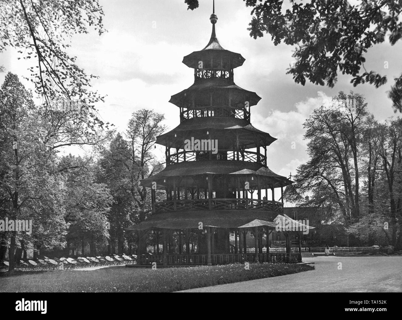 La tour chinoise dans le jardin anglais montré avant sa destruction par les bombes. Banque D'Images