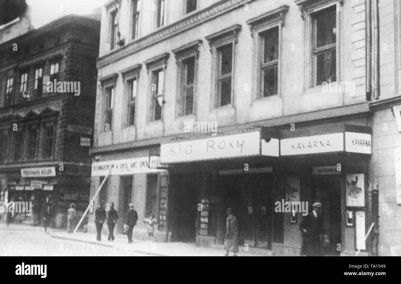 Le cinema 'Bio' Roxy à Prague. Le cinéma allemand financé les films, et a donc été démoli par les Tchèques. Photo non datée, autour de 1920. Banque D'Images