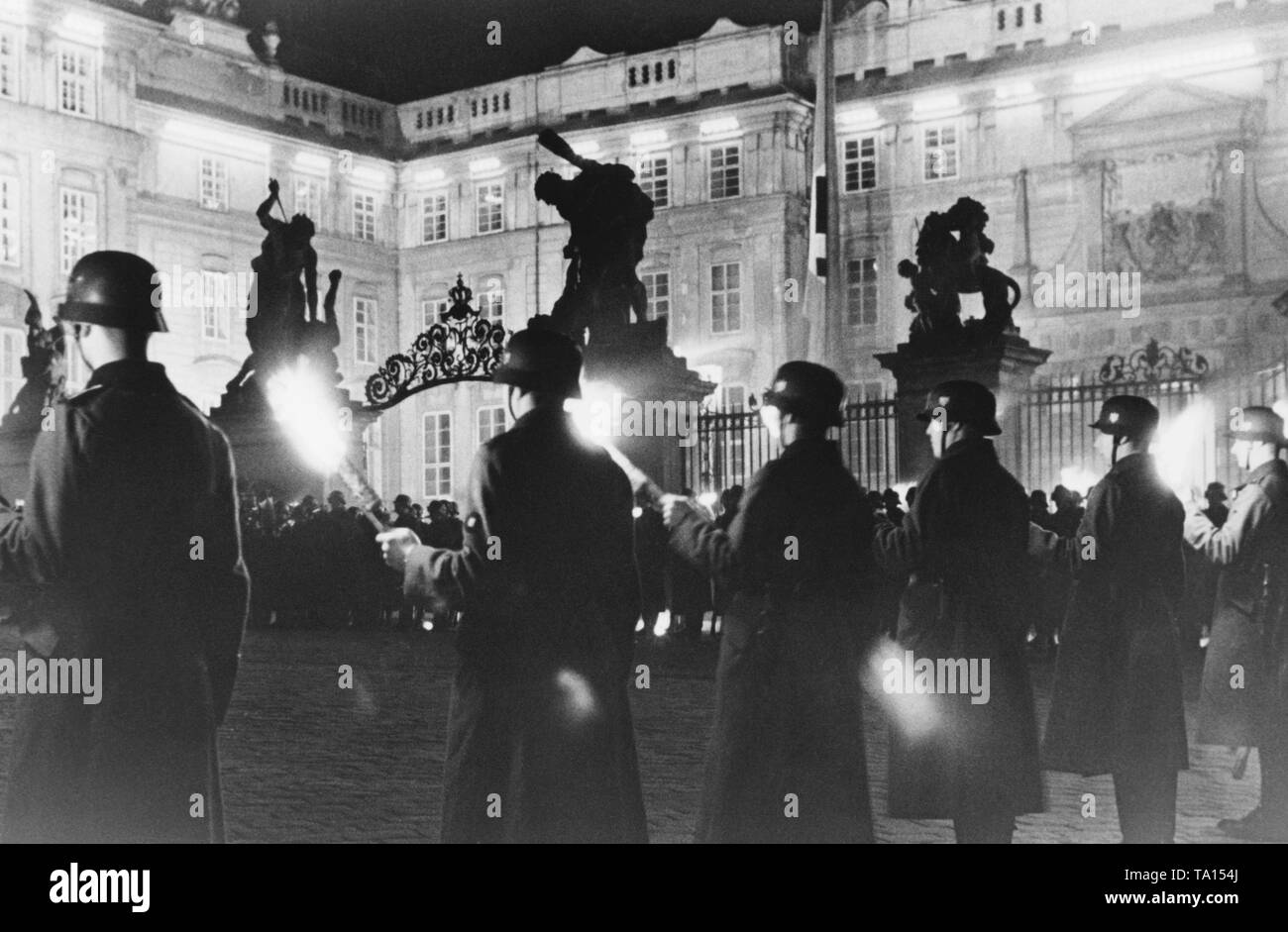 Tatouage de la Wehrmacht en face du Château de Prague. Depuis mars 1939, les régions de la Bohême et de la Moravie avait été sous occupation allemande. Banque D'Images