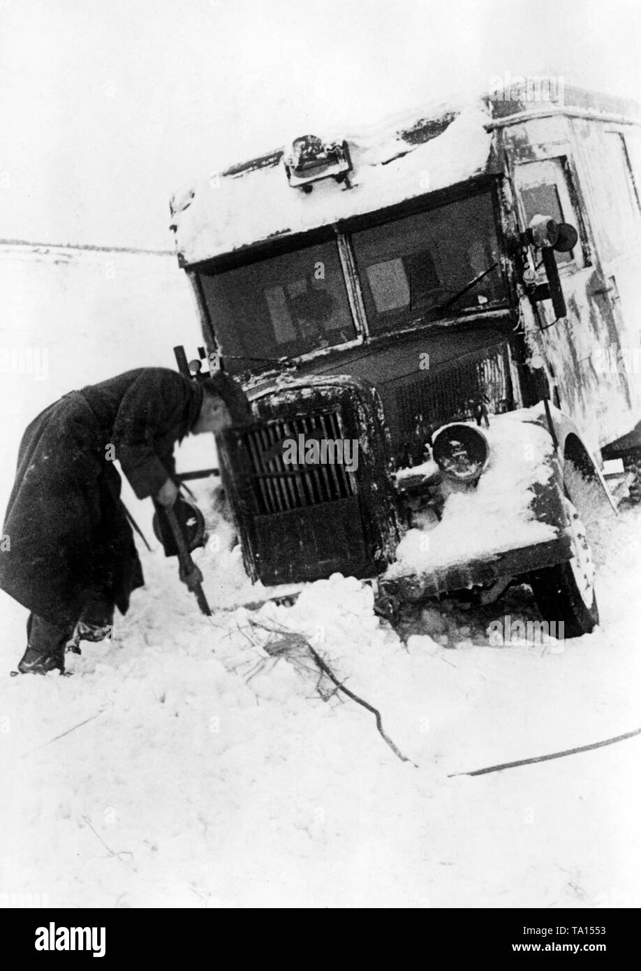 Un soldat allemand tente d'une pelle 'unknown' chariot hors de la neige. Il est probablement sur la retraite à l'hiver 'position' à l'ouest de Moscou. (Photo : PK correspondant de guerre Hermann). Banque D'Images
