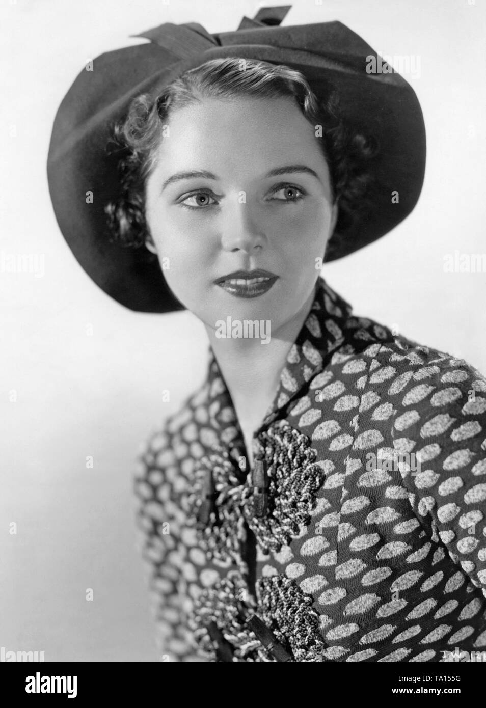 Portrait de l'actrice Jane Wyatt avec chapeau. À la RKO Radio Pictures production 'Nous sommes seulement humains' elle porte une blouse de laine bleu foncé gris avec broderie. Au bord de la hat a été plié vers le haut. Banque D'Images