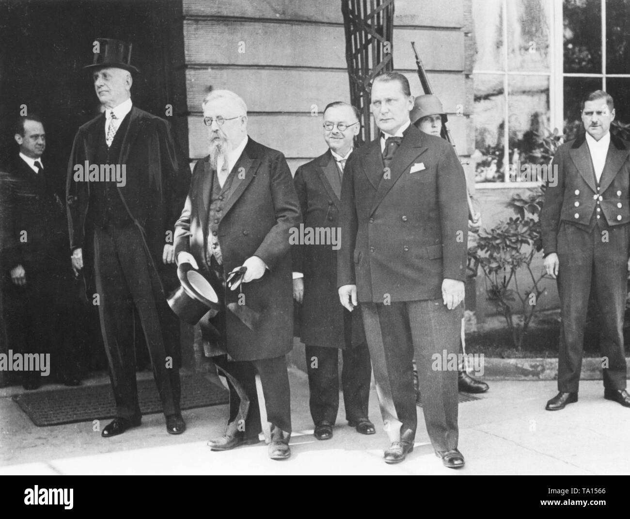 Le nouveau Reichstag présidium, lorsqu'il quitte le palais présidentiel où les quatre membres se sont présentés au Président du Reich. De gauche à droite : Walther Graef (DNVP), Thomas Esser (Zentrumspartei), Hans Rauch (BVP) et le nouveau président du Reichstag Hermann Goering (NSDAP). Banque D'Images