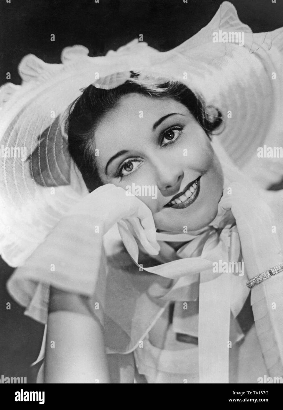 Portrait de Vivian Fridell, connue pour son rôle dans le feuilleton radio femme 'Backstage', avec un grand chapeau. Banque D'Images