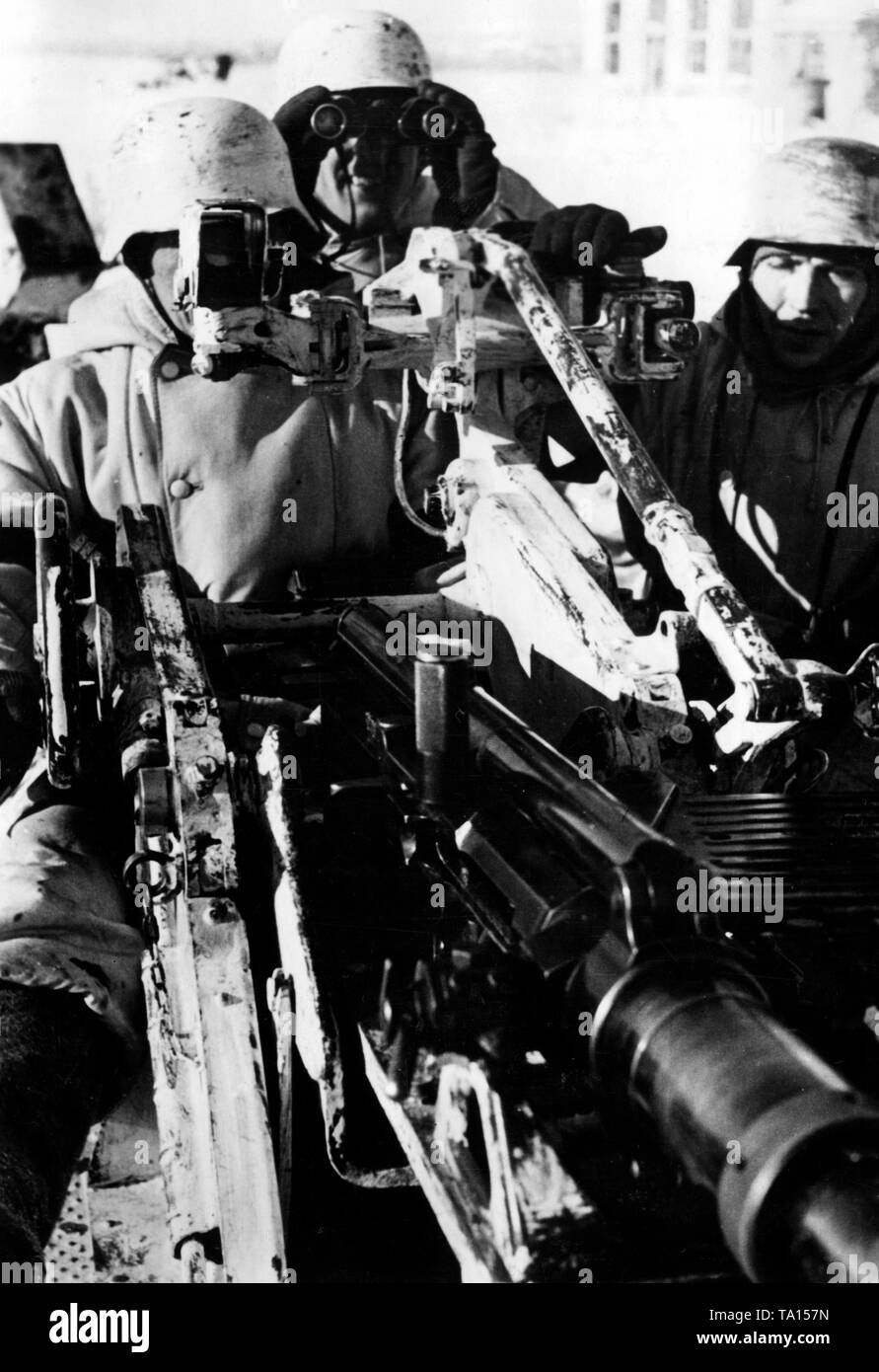 Un garde l'entrée d'un village avec un 2-cm-Flak 38 sur le don avant. Son orientation horizontale indique qu'il est utilisé contre des objectifs au sol. Photo de l'entreprise de propagande (PK) : correspondant de guerre Liedke. Banque D'Images