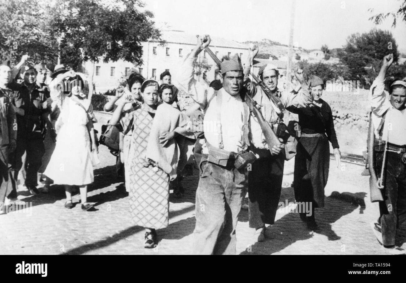 Les civils (hommes et femmes) et des miliciens communiste salue le poing levé photographe durant l'offensive nationale espagnole du général Emilio Mola en Alta de Leon dans la chaîne de montagnes au nord de Madrid, le 10 août 1936. Banque D'Images