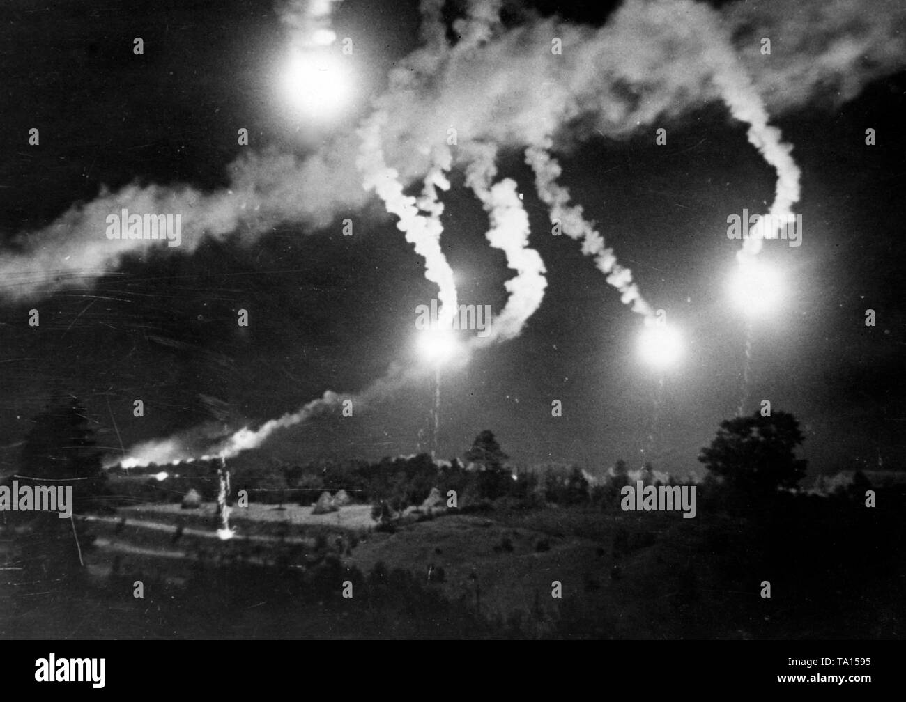 Dans la zone de combat soviétique de Lettonie, avions d'abaisser leurs écrans fluorescents pour mieux identifier les positions ennemies. Photo de l'entreprise de propagande (PK) : correspondant de guerre Schmidt-Scheeder. Banque D'Images