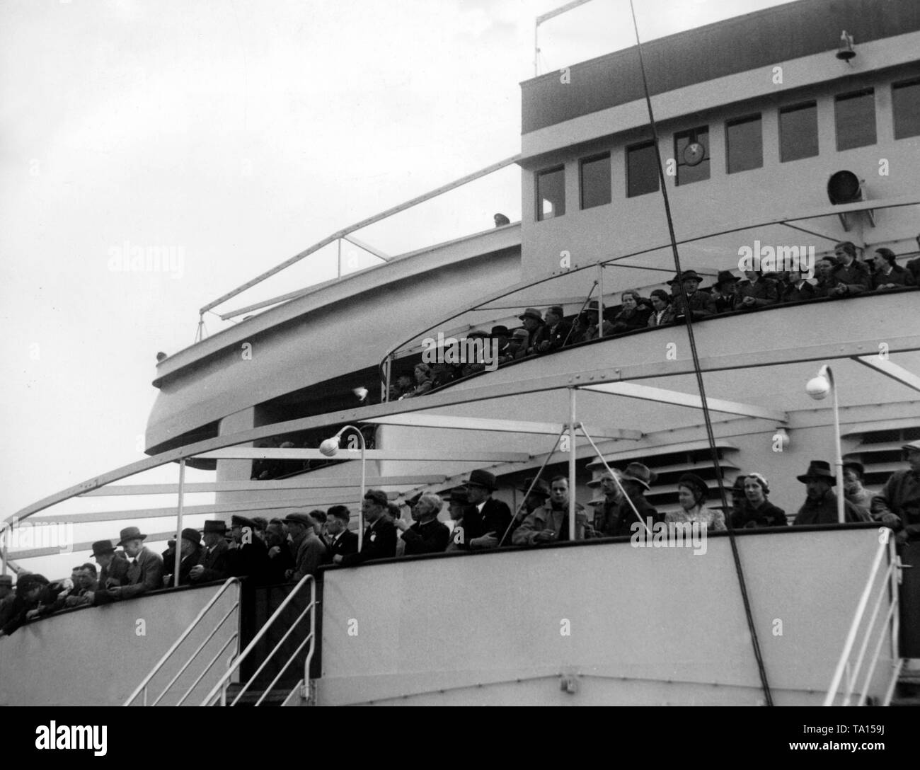 Environ 1000 touristes autrichiens participer au premier grand voyage de la KdF navire 'Wilhelm Gustloff' après l'Anschluss de l'Autriche. Banque D'Images