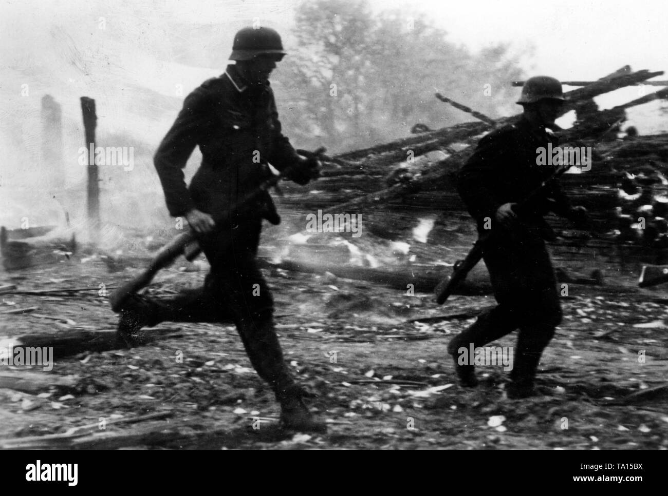 Soldats qui se battent pour une localité dans la section centrale du front de l'Est au cours de l'offensive vers Moscou. Photo : correspondant de guerre Lessmann Banque D'Images