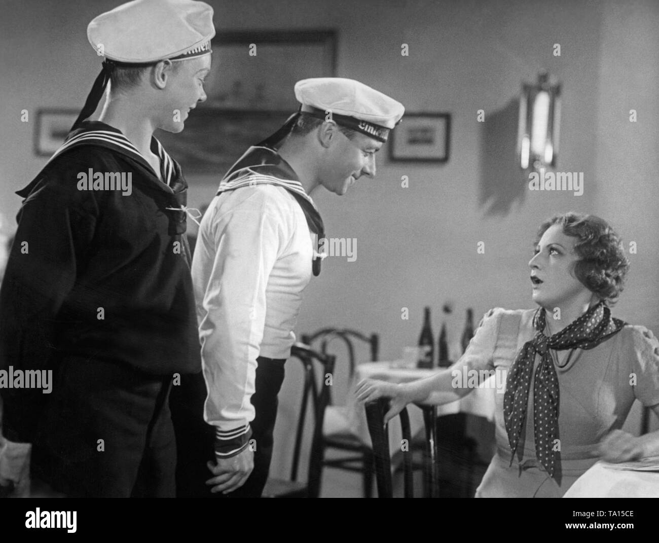 Hans Richter comme Fritz (à gauche), Heinz comme Ruehmann sailor Heini Jaeger et Charlotte Ander comme Ilse Schroeder dans 'Trois garçons bleu - Une fille blonde', réalisé par Carl Boese. Trois garçons tous tomber en amour avec une fille blonde. Banque D'Images