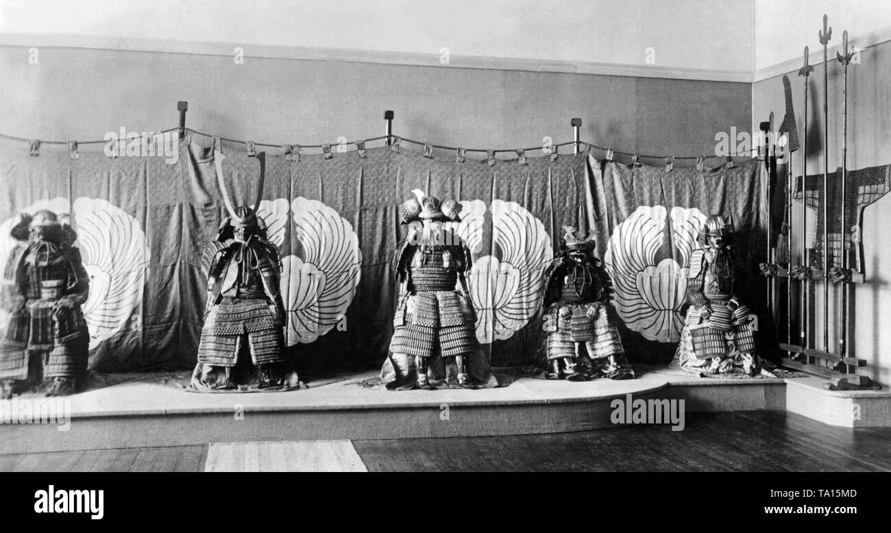 Quatre samouraïs antiques armures du Japon lors d'une exposition au Musée des Arts Décoratifs de Berlin sur le côté droit de la paroi sont lances, soi-disant Yari qui appartiennent aussi à l'armure. Banque D'Images