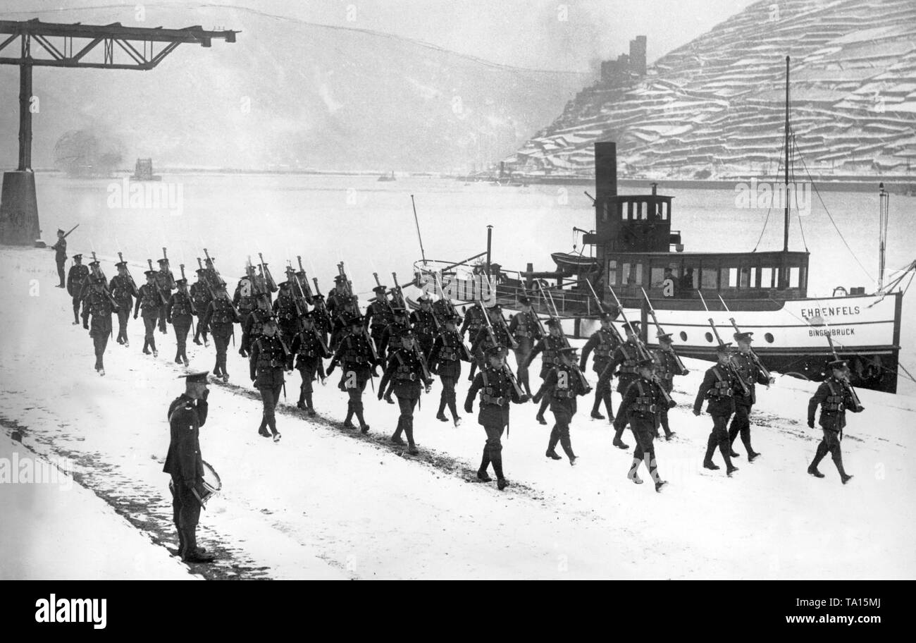 Les soldats anglais de l'occupation des Alliés le long des rives du Rhin (photo non datée). Banque D'Images