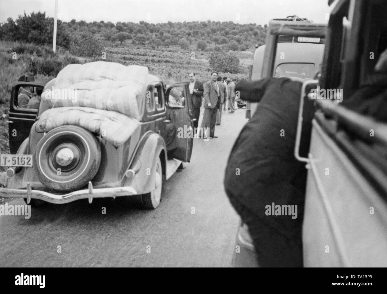 Photo d'un cortège qui s'est interrompue avec les civils qui veulent fuir la guerre à la France sur une route de campagne. Banque D'Images