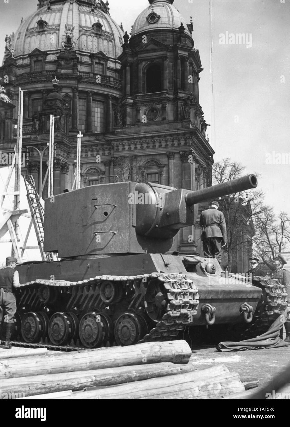 L'exposition 'owjetparadies' (le Paradis soviétique) est en cours de construction dans le Lustgarten. Ici, un KW 2 tank de l'Armée Rouge. Dans l'arrière-plan, la cathédrale de Berlin. Banque D'Images